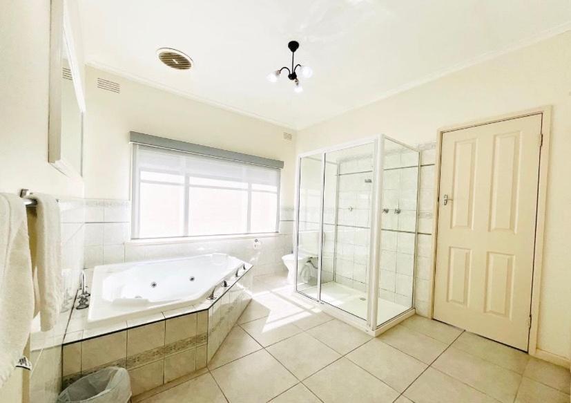 Connells Motel & Serviced Apartments Traralgon Buitenkant foto
